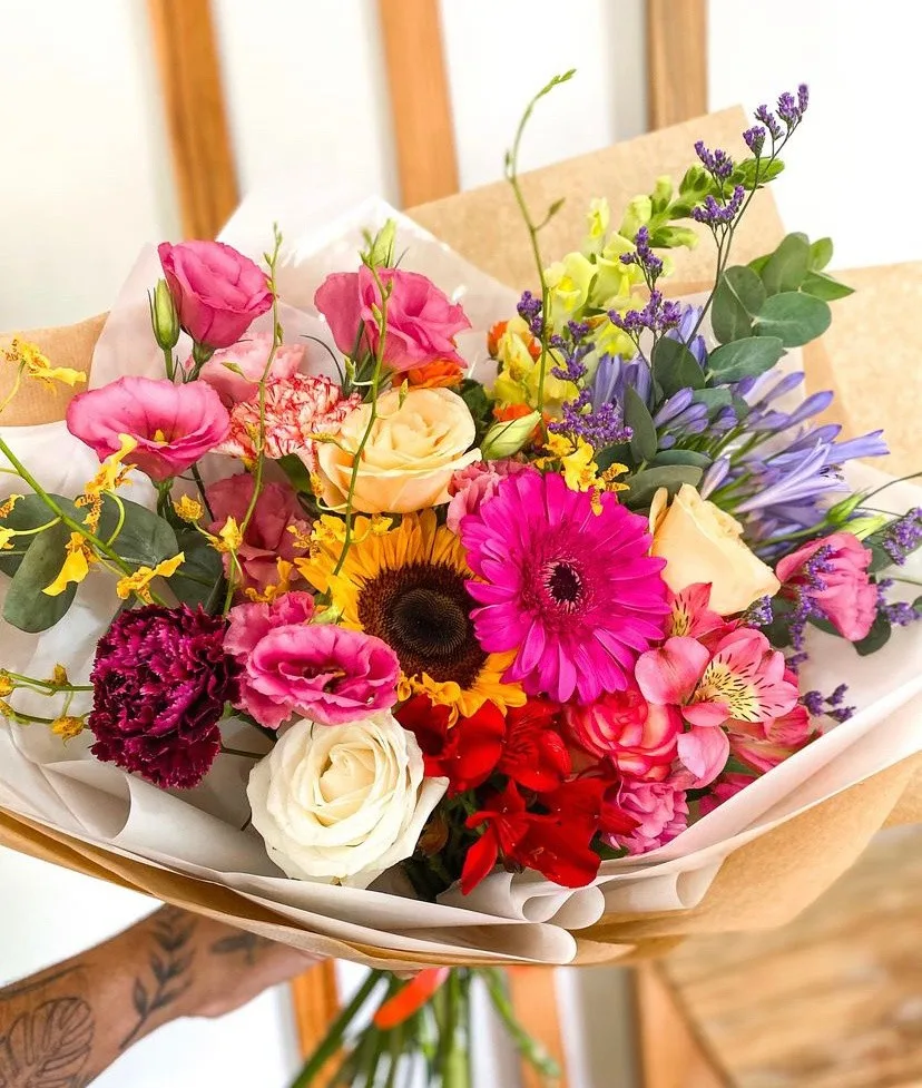 Buquê colorido de gérberas, lisiantos e rosas