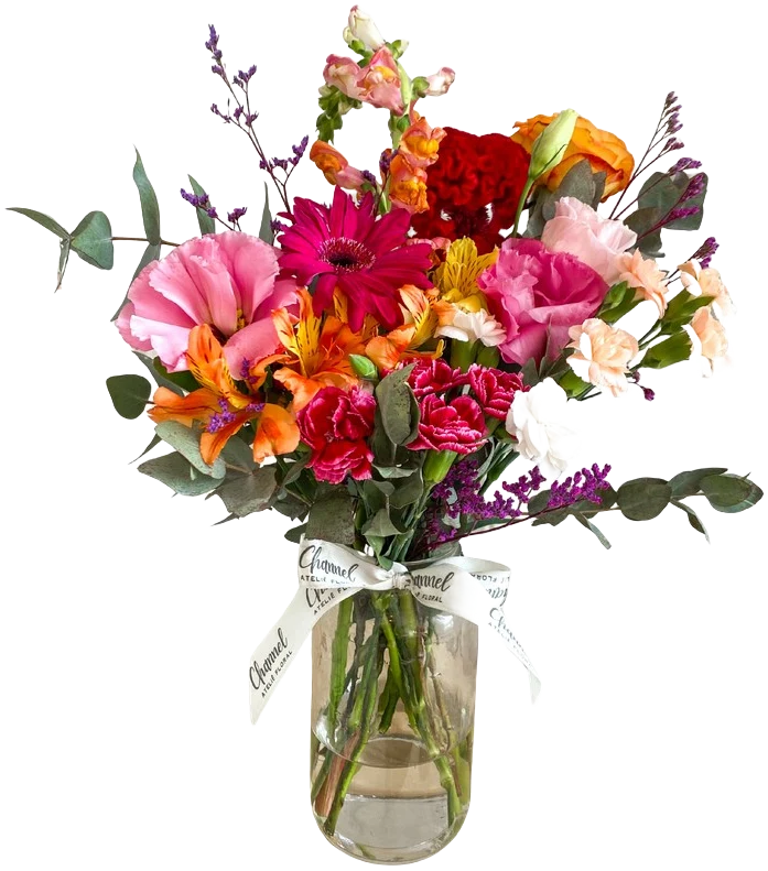 Arranjo de flores coloridas em um vidro